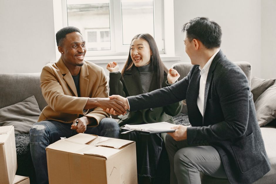 事業承継後の新しい始まりを示す握手