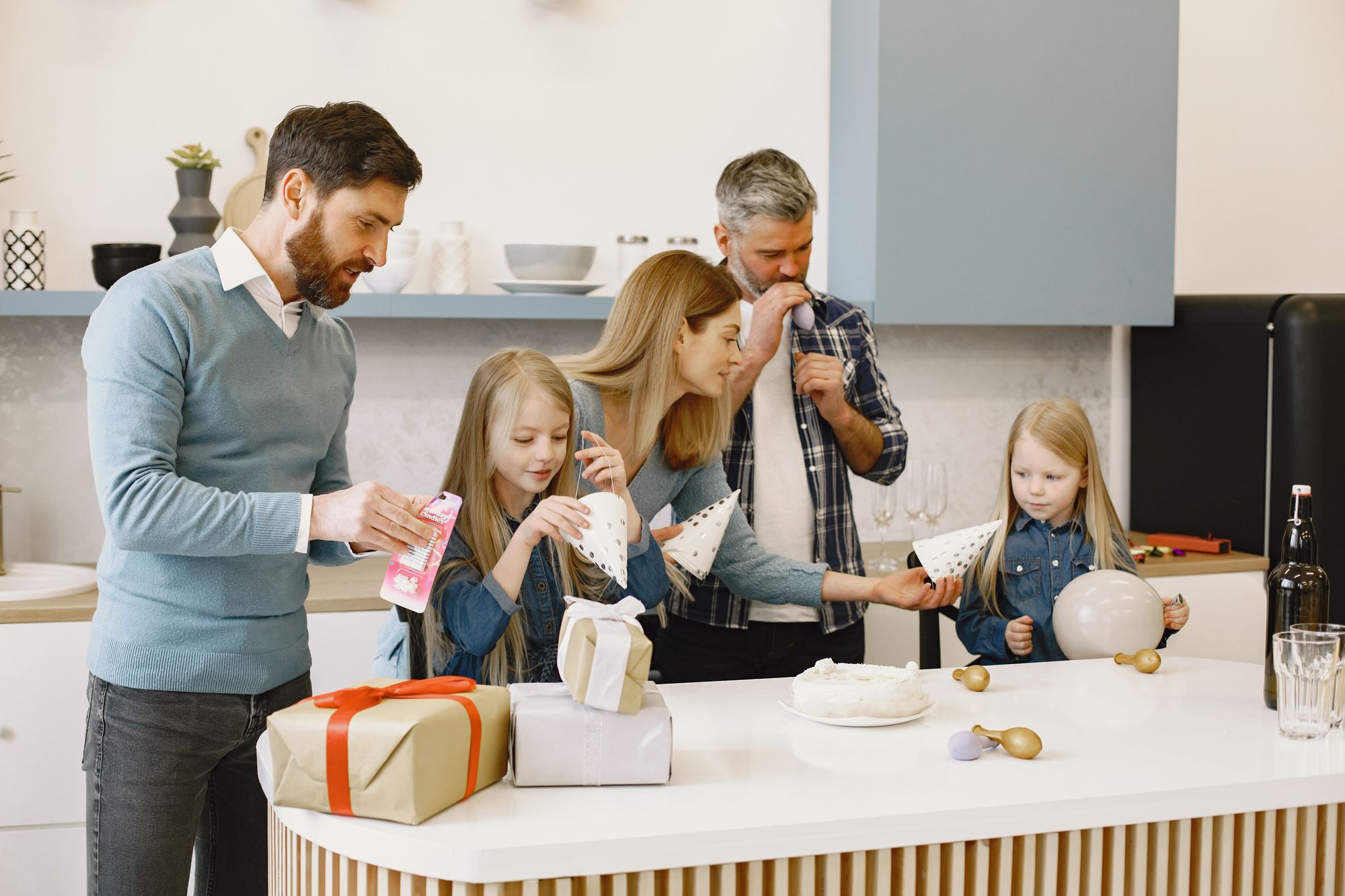 Famiglia con bambini in una cucina luminosa e accogliente
