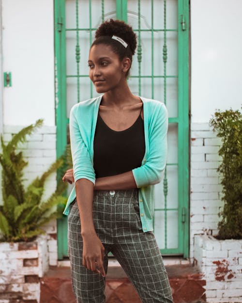 Foto profissional grátis de calça xadrez, cardigã, mulher afro-americana