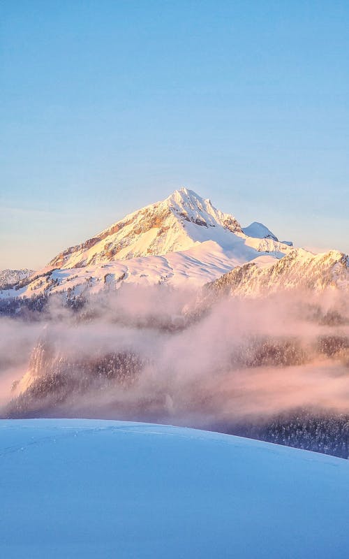 Бесплатное стоковое фото с вертикальный выстрел, голубое небо, гора