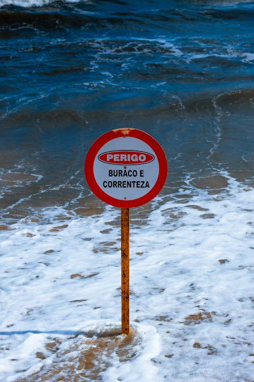 Foto profissional grátis de alerta, ameaça, beira-mar