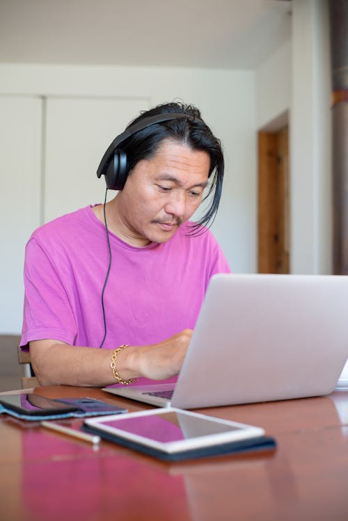 Gratis arkivbilde med arbeide, asiatisk mann, bærbar datamaskin Arkivbilde