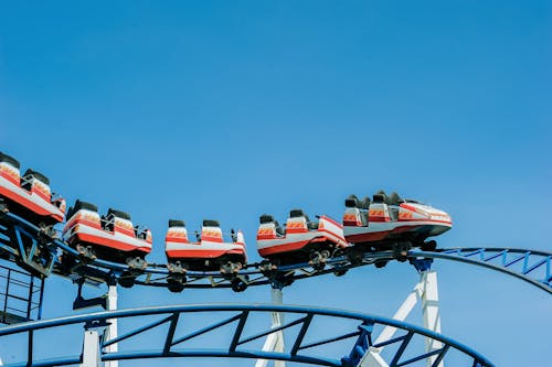 Free Korkuluklarda Kırmızı Beyaz Roller Coaster Stock Photo