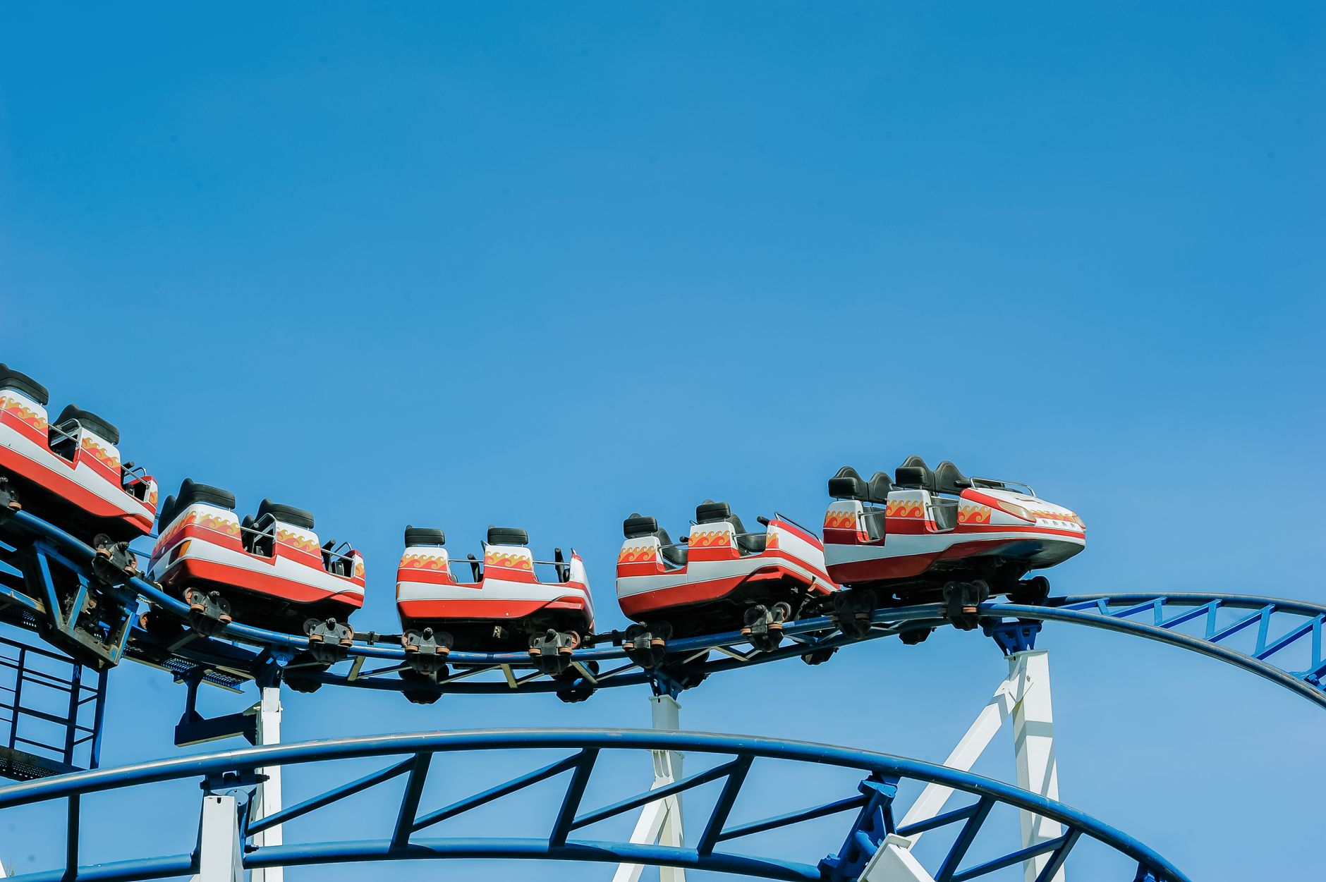 Bir tema parkında lunapark treni ve ziyaretçiler