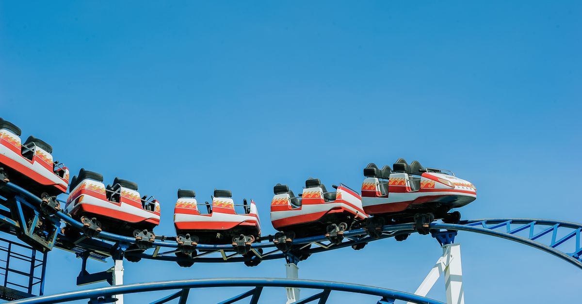 Rüyada Lunaparkta Çocuklarla Vakit Geçirmek - Rüya Tabiri ve Anlamı - Korkuluklarda Kırmızı Beyaz Roller Coaster