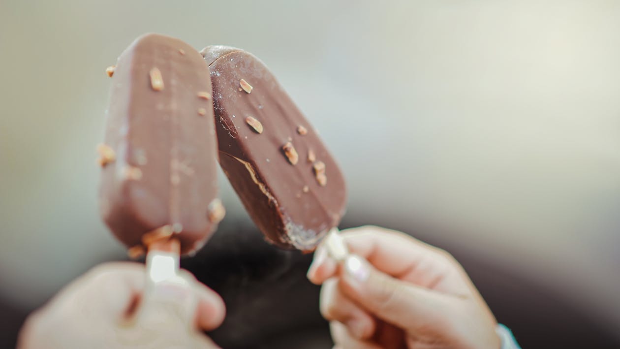 チョコレートコーティングされたアイスクリーム