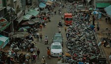 街道上挤满了人和摩托车，热闹的户外市场