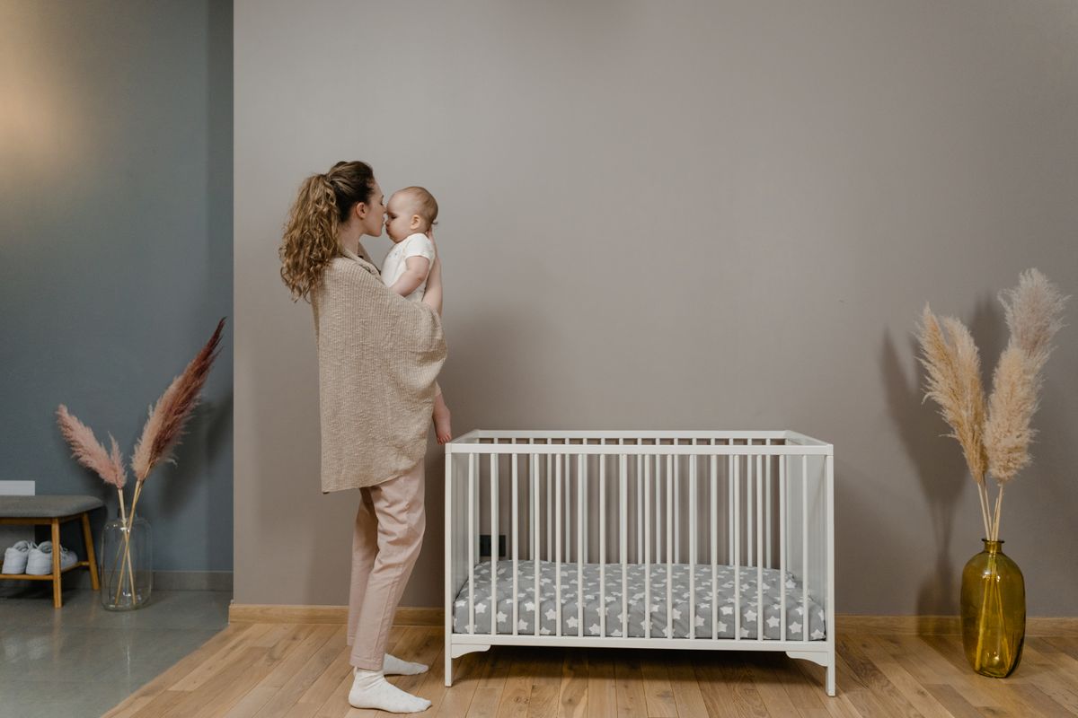 bebé durmiendo pacíficamente en entorno seguro