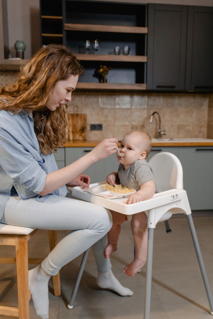 Mamá preocupada por la alimentación de su bebé