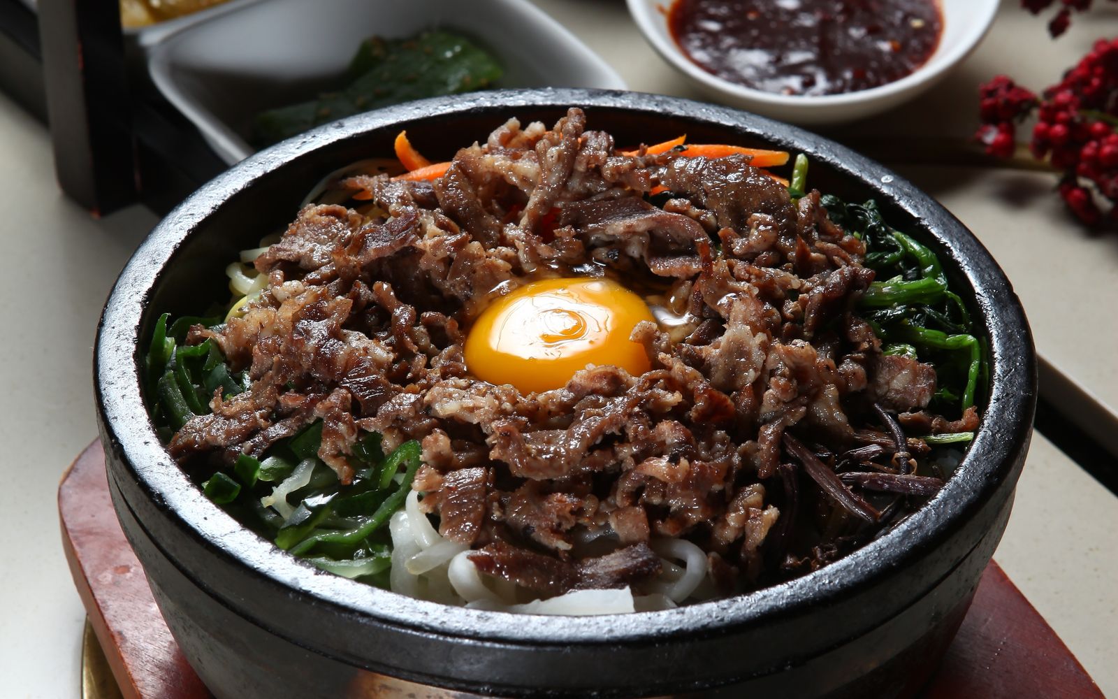 Foto de Bibimbap de carne, legumes e ovo