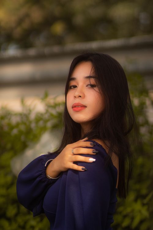 Free Portrait of a young woman posing outdoors with elegant style, showcasing beauty and confidence. Stock Photo