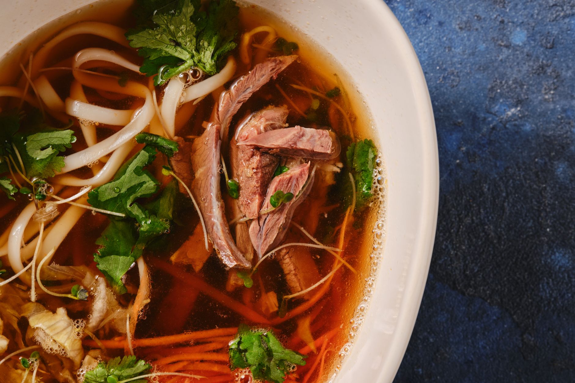 Bí quyết nấu phở bò chuẩn vị truyền thống ngay tại nhà cuối tuần.