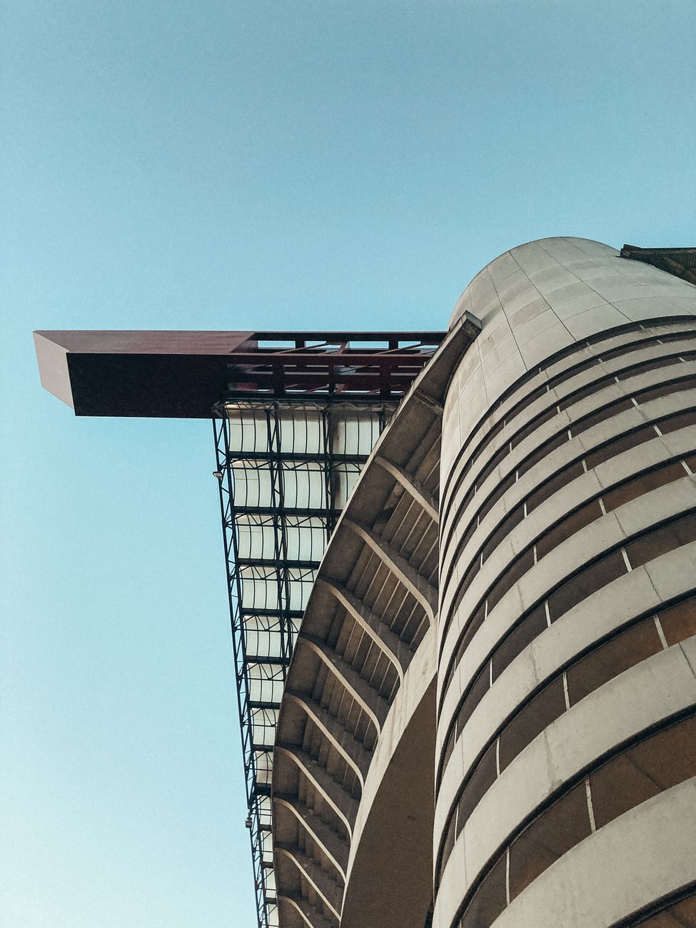 Laaghoekzicht op het torenhoge San Siro Stadion tegen een heldere blauwe lucht in Milaan, Italië.