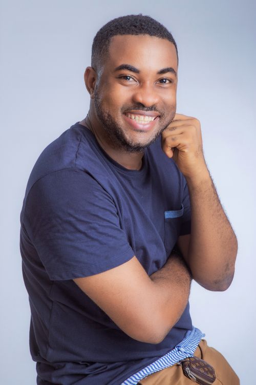 Free Portrait of a smiling man in casual blue t-shirt and pants, exuding warmth and friendliness. Stock Photo