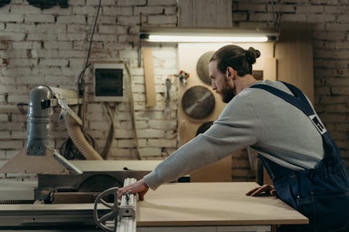 Mann Im Grauen Langarmhemd, Das Graues Metallwerkzeug Hält