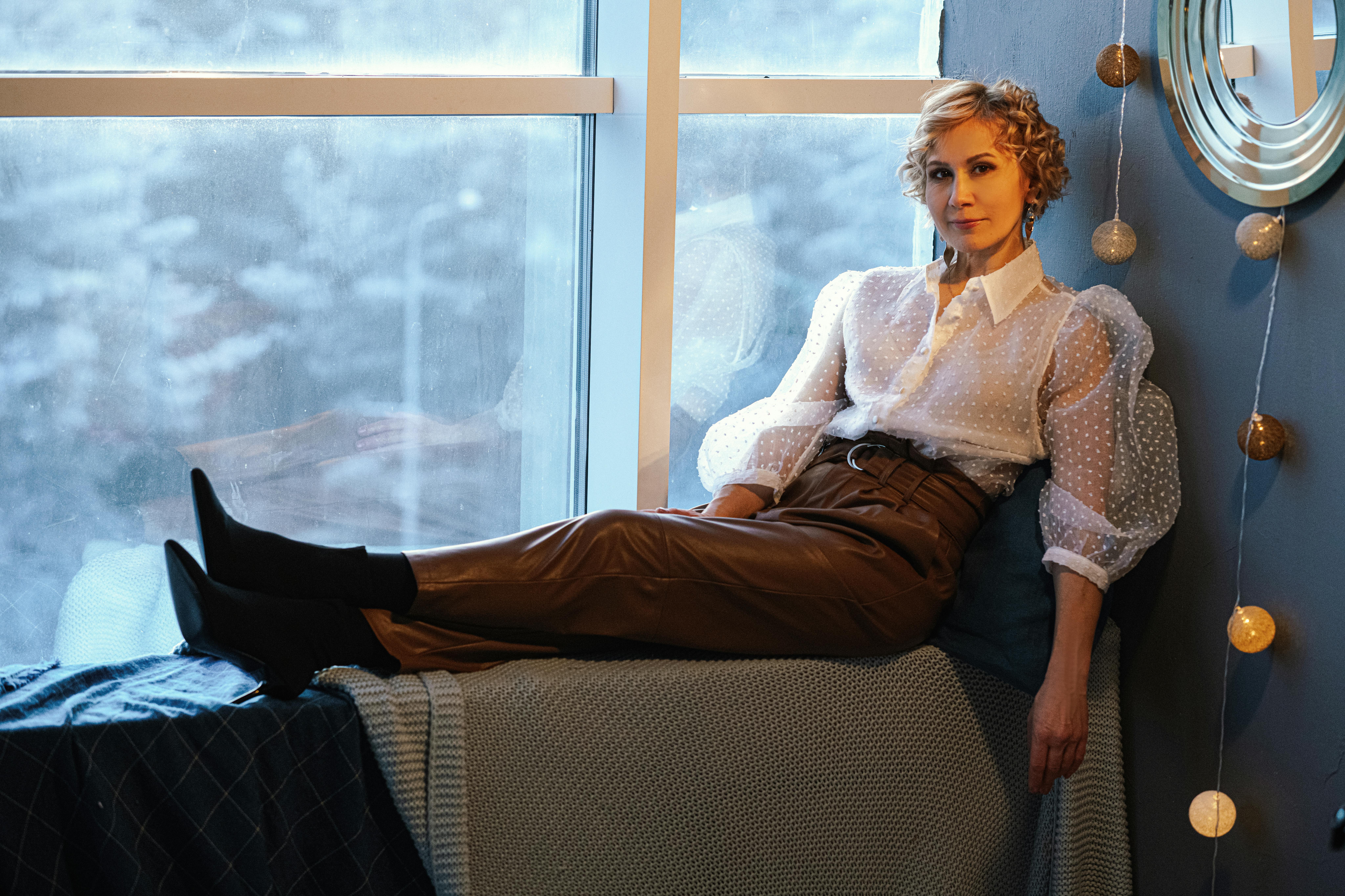 퍼프 슬리브 블라우스 코디 - 50대 우아한 상체 볼륨 스타일