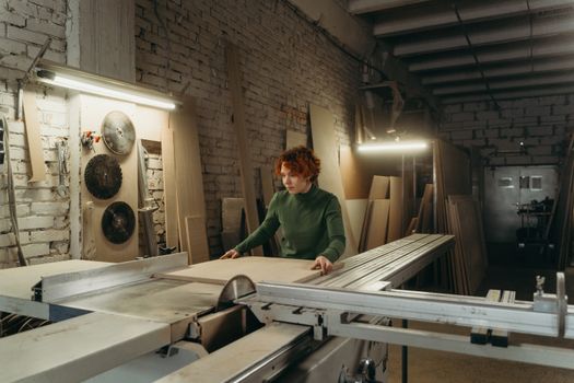 Tariffs Push Ottawa-Area Chair Maker to Consider U.S. Move