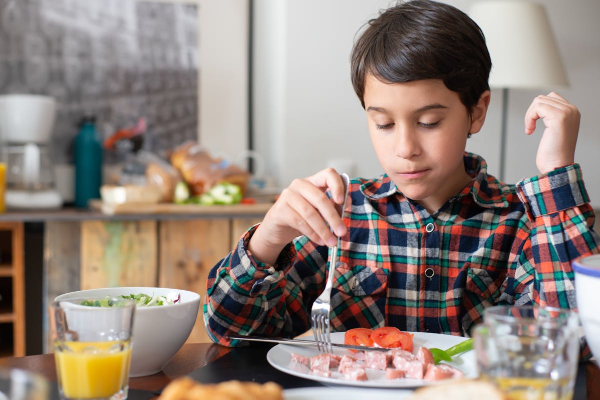 Famiglia seduta a tavola durante la colazione mattutina in casa