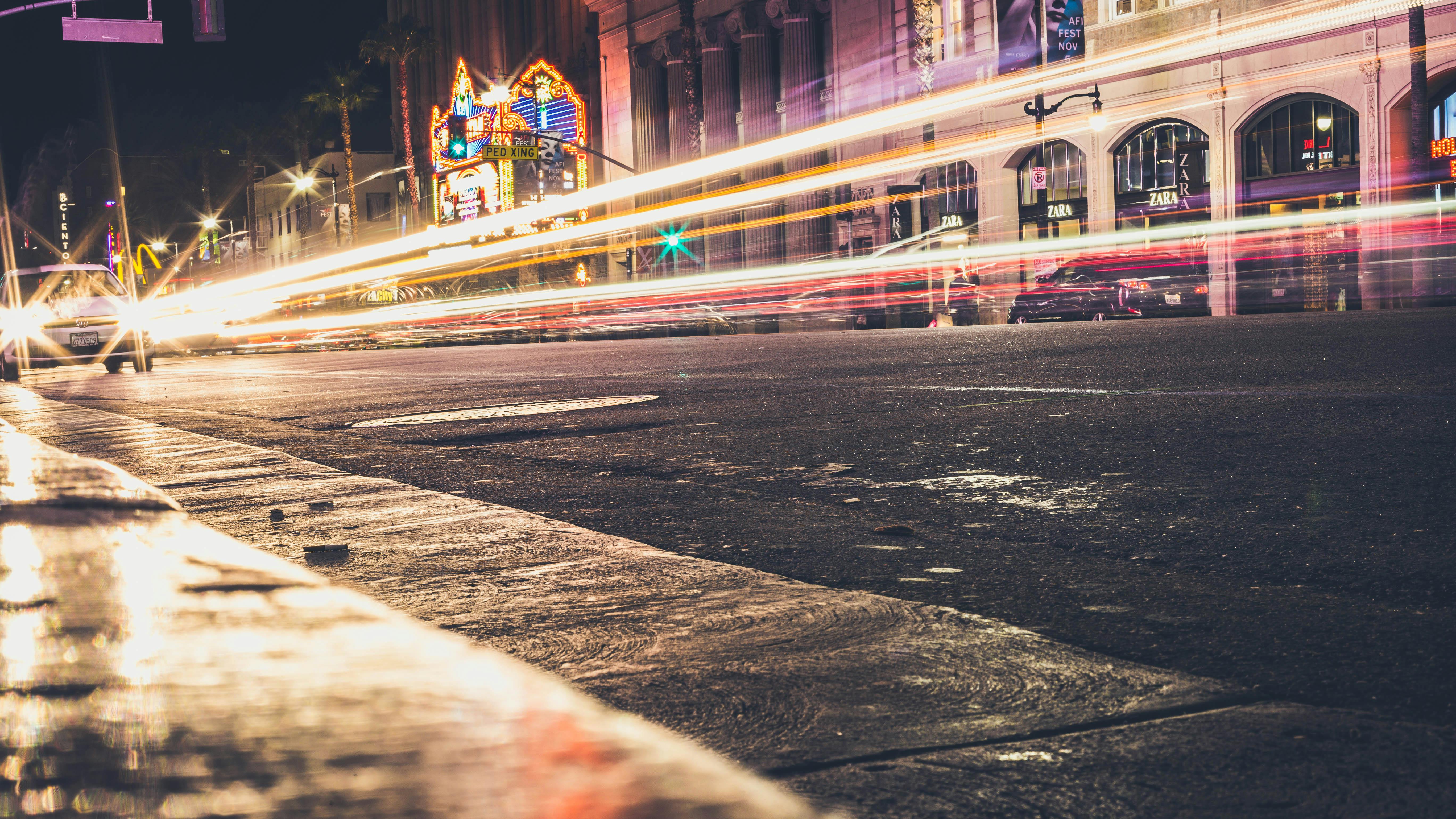 夜晚的城市街道充满活力，动态的灯光与现代化建筑交相辉映