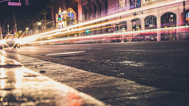 夜晚的城市街道充满活力，动态的灯光与现代化建筑交相辉映