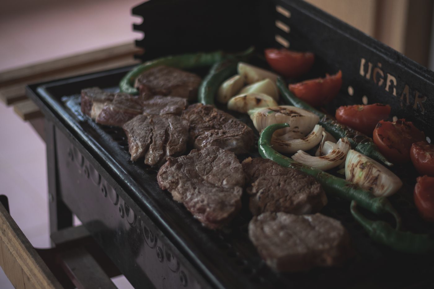 Viandes et légumes grillés
