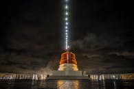 在赫尔辛基，一艘游轮的烟囱在阴云密布的夜空中明亮地闪耀