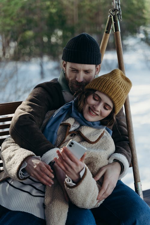 Fotos de stock gratuitas de abrazando, abrigo de invierno, amor