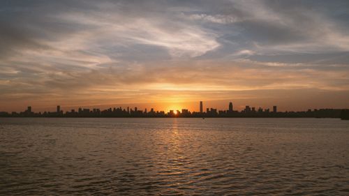 Free Silhouette of Wuhan city skyline with a stunning sunset over the water. Stock Photo