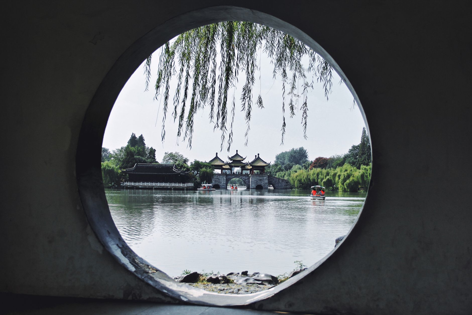 月亮门框景下的扬州瘦西湖五亭桥