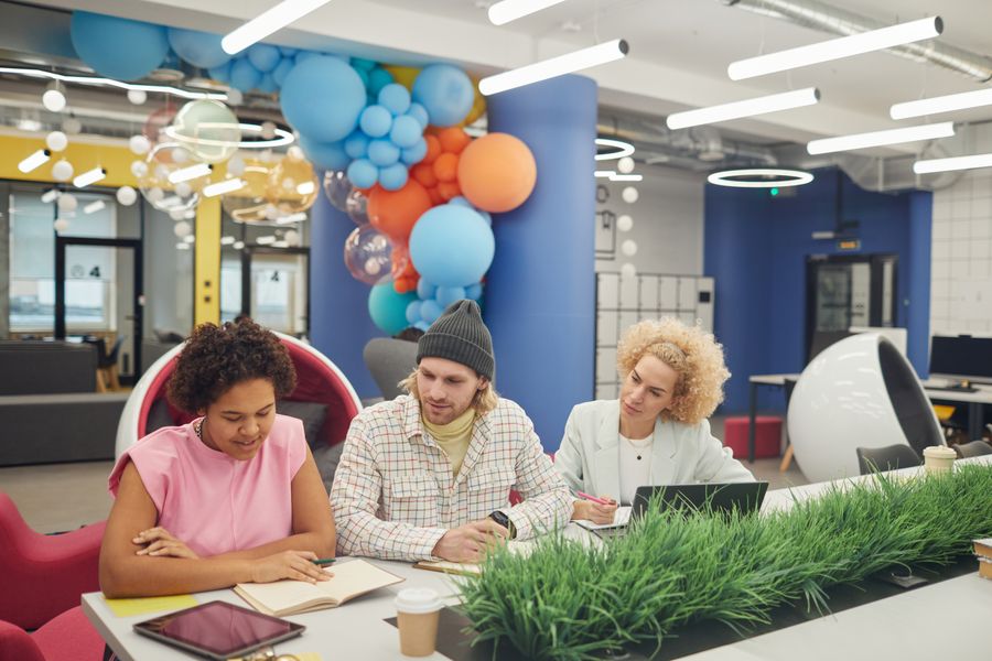 Equipo diverso trabajando junto en un espacio de coworking