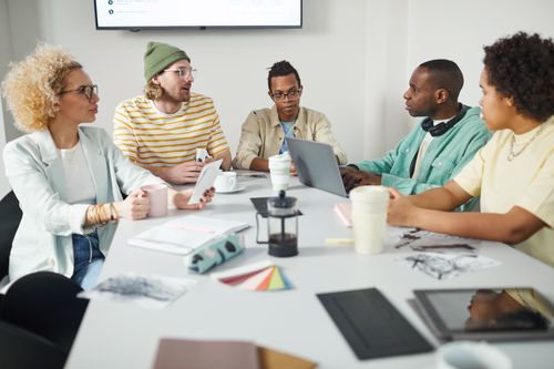 Free A diverse group of colleagues collaborating in a modern office setting. Stock Photo