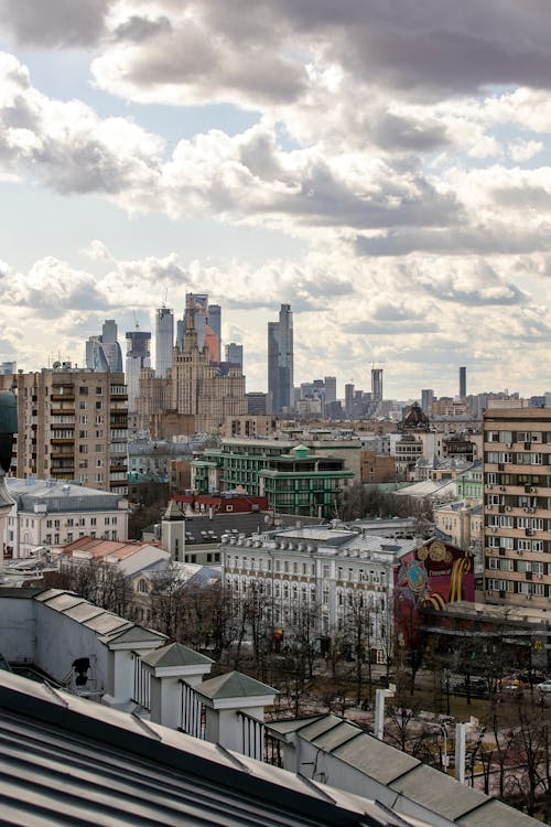 Fotobanka s bezplatnými fotkami na tému architektúra, biele-oblaky, budovy