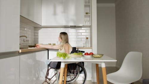 grátis Foto profissional grátis de cadeira de rodas, cozimento, cozinha Foto profissional