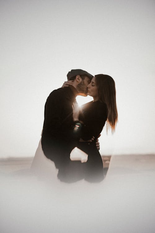 Fotos de stock gratuitas de besando, hombre, mujer