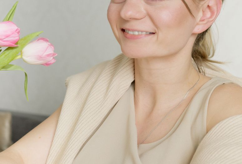 Online dating: starting a conversation on a niche platform