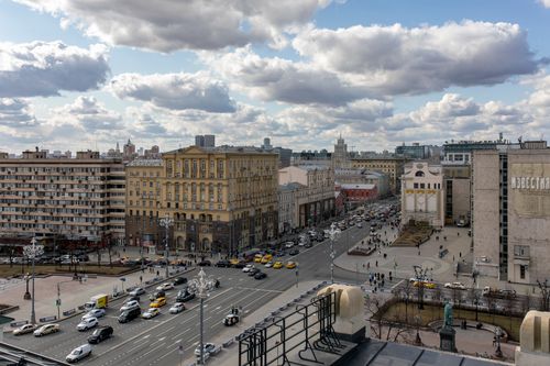 Free Aerial view of bustling Moscow city with traffic under a cloudy sky, showcasing historic architecture. Stock Photo