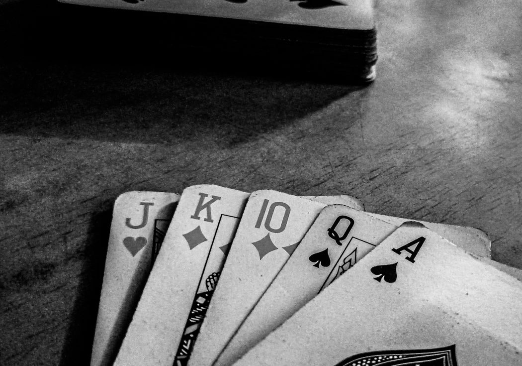 Blackjack Karten und Chips im Casino