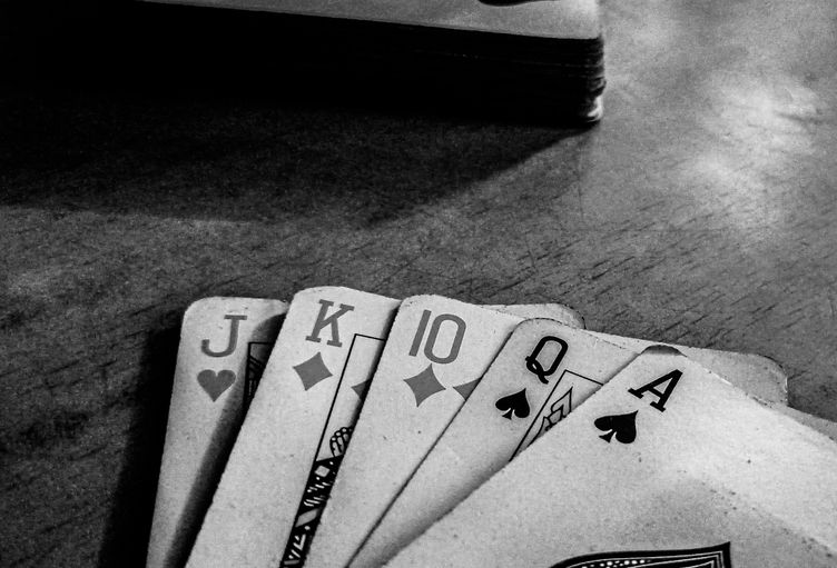 Online Casino: Spielautomaten und Live-Spiele im Überblick