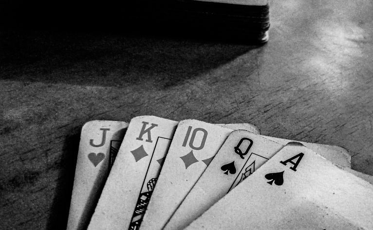Online Casino: Spielautomaten und Live-Spiele im Überblick