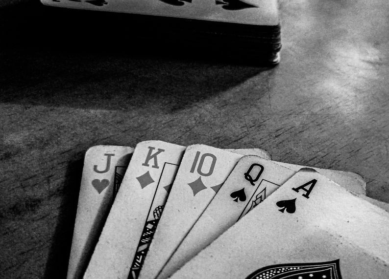 Online Casino: Spielautomaten und Live-Spiele im Überblick