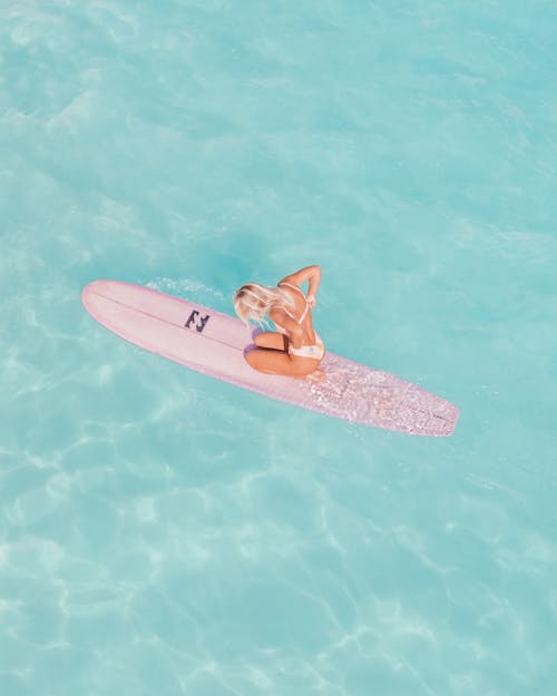 Darmowe zdjęcie z galerii z bikini, czas wolny, deska surfingowa