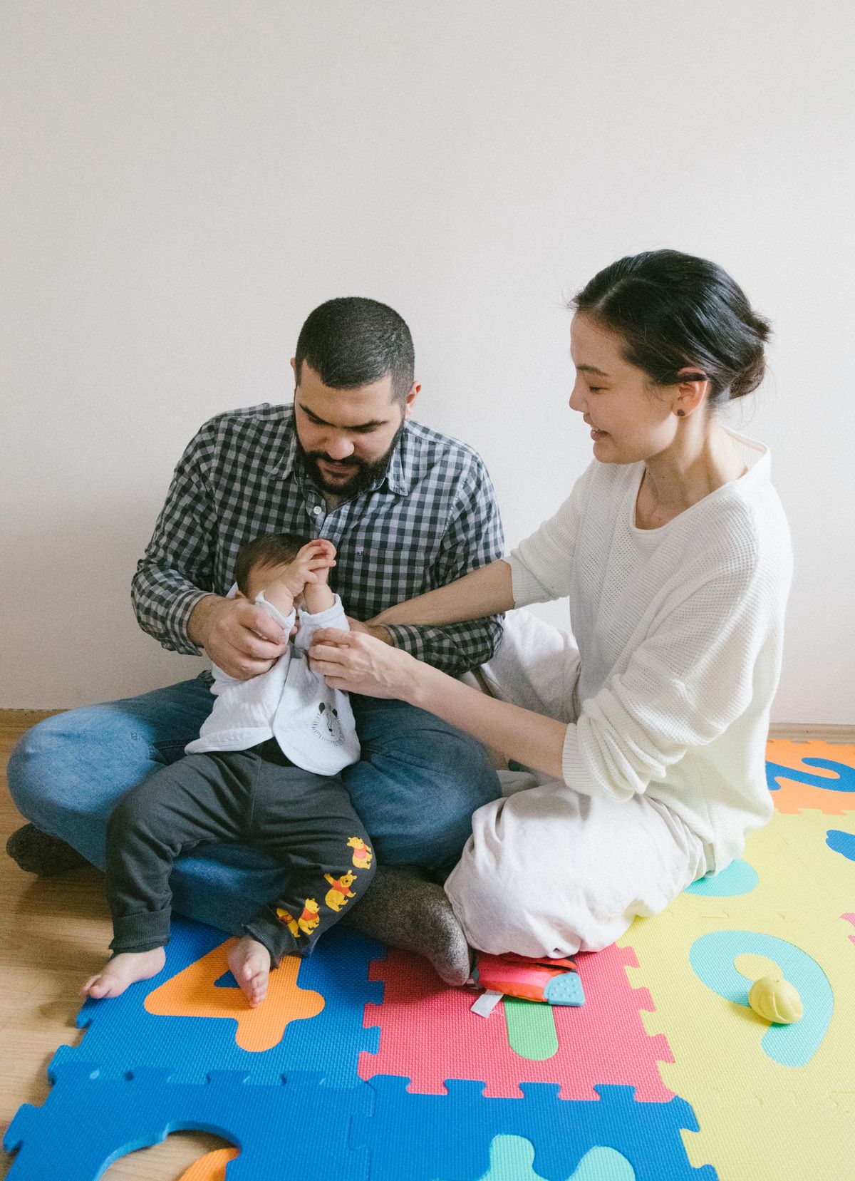 Familia jugando con su bebé
