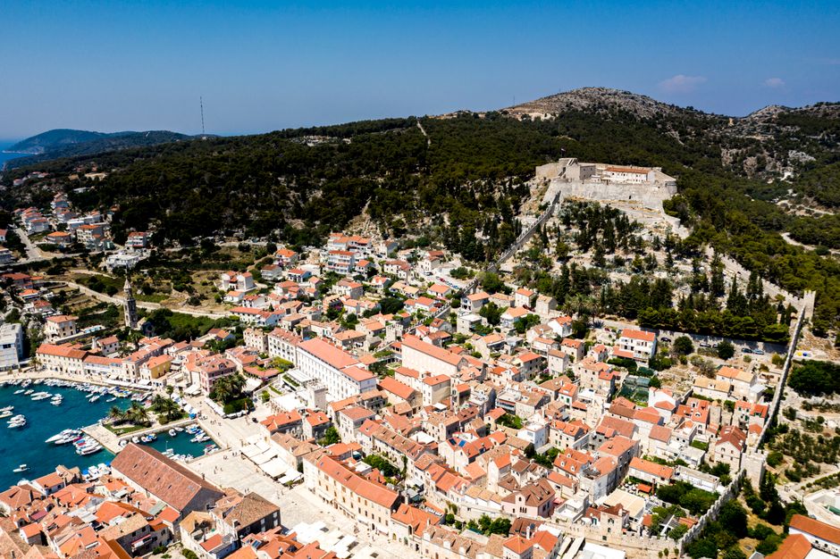 Hvar levendulamezők: mikor és hol fotózz – Velo Grablje village Hvar lavender distillery