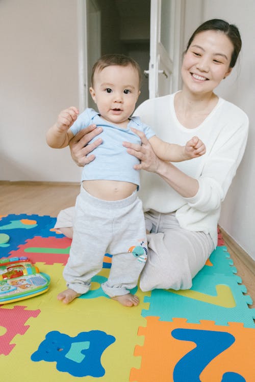 Gülümseyen Anne Erkek Bebek Tutan