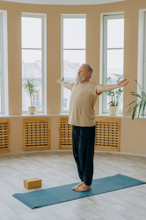 Fotos de stock gratuitas de anciano, brazos extendidos, colchoneta de yoga
