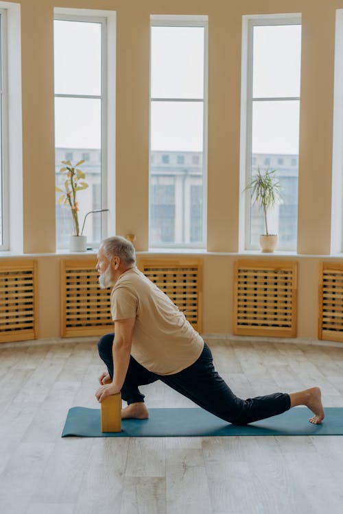 Fotos de stock gratuitas de anciano, arrodillado, colchoneta de yoga