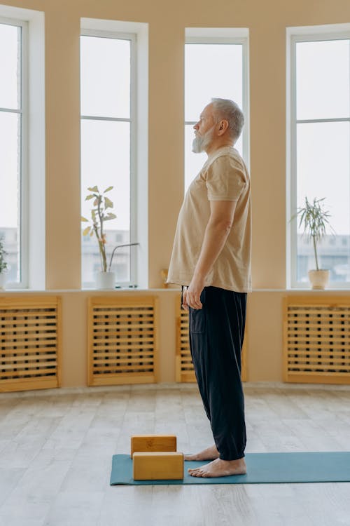 Fotos de stock gratuitas de anciano, colchoneta de yoga, de perfil