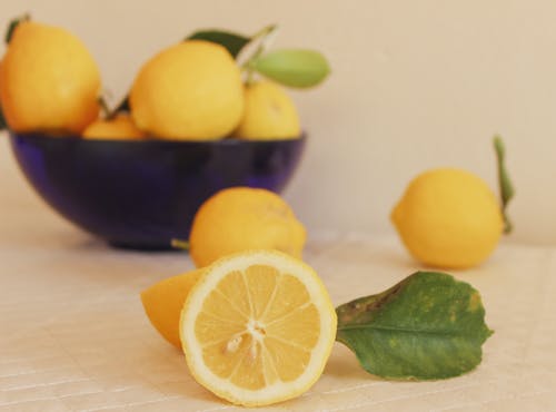 Бесплатное стоковое фото с лимоны, нарезанный, фрукты