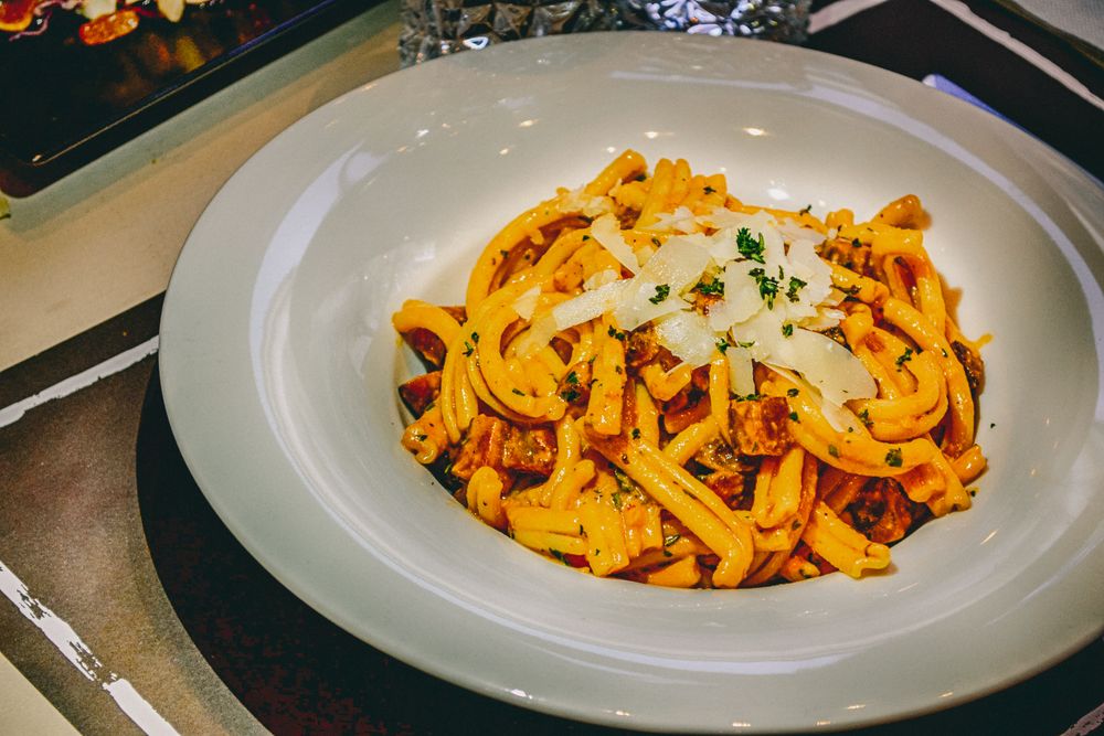 Un piatto di pasta con parmigiano ed erbe