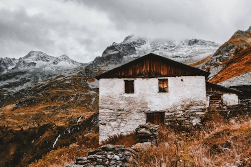 Casa Branca E Marrom Perto De Montanhas Cobertas De Neve